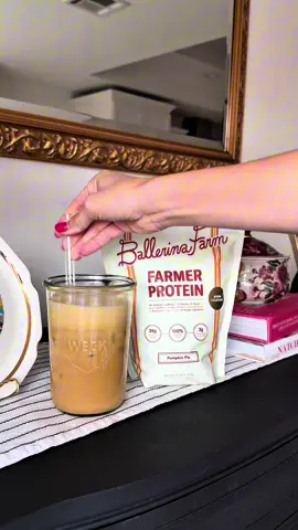clean ingredient protein pumpkin spice latte iced coffee 🎃😋 #pumpkinspicelatte #proteincoffeerecipe #icedcoffeeathome #fallvibes 