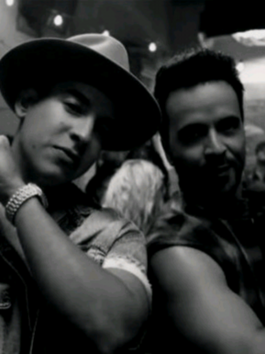 Nos vamos pegando, poquito a poquito... • #despacito #luisfonsi #lyrics #tipografia #rlk 