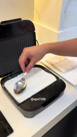 Já fez tapioca na sanduicheira?  Com a sanduicheira desligada, despeje a tapioca e espalhe bem. Adicione o sal. Ligue a sanduicheira e aguarde 3 minutos (não é necessário virar). Recheie como preferir. Eu coloquei manteiga e queijo mussarela 😍 #sanduicheira #tapioca #cadence 