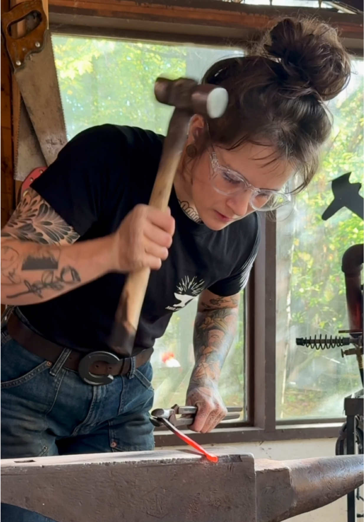 Watch until the end, it’s worth it🔥  Custom pair of cocktail spoons out of food grade stainless steel. I am in looooove with how these turned out! The shine on the edges enhances the twists in such a beautiful way I’m obsessed ✨  #blacksmith#forge#handmade#metalart#spoon 