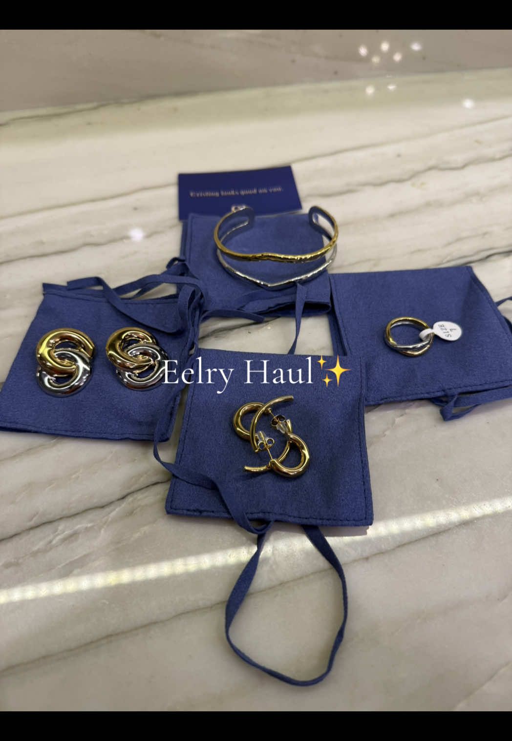 A classy girl moment✨ @ellexist  #myeelry #unboxing #jewelry #eelryjewelry #myeelrystyle 
