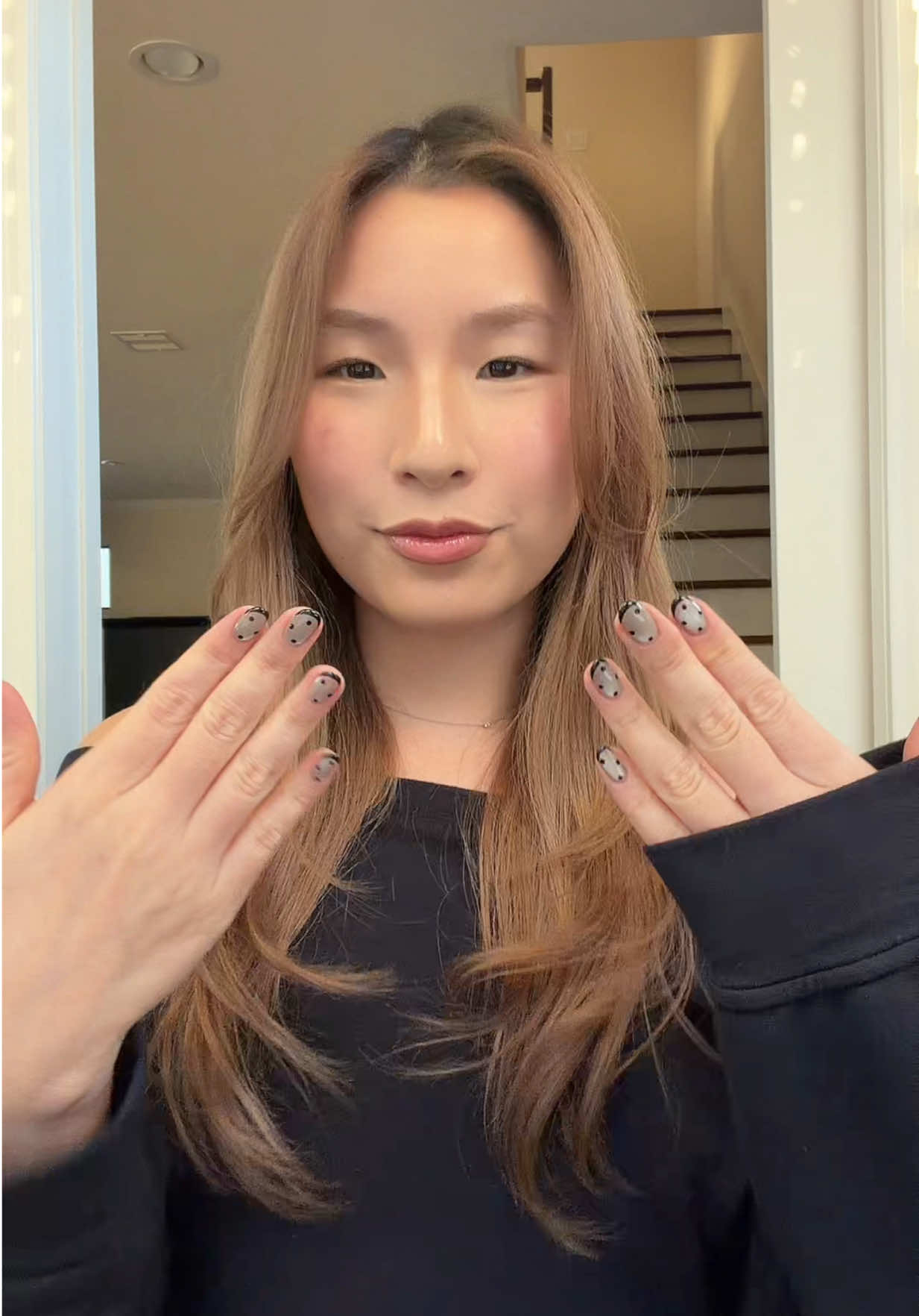 I’m sorry the nails?!!!! 🤏🏻🤏🏻🤏🏻 IB: @CLARA CLARISSA✨ #nailinspo #polkadot #nailinspo #fallnails 