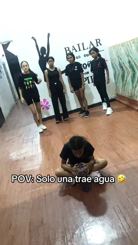DDM| 🎭💧 Cuando el ensayo está intenso y solo UNA recuerda traer agua... 👀 Las demás: “¿Y esa botella es comunitaria o exclusiva?#EnsayoDobleM #SoloUnaTrajoAgua #DramaHidratado #DanzaConSed #HumorDeEnsayo 