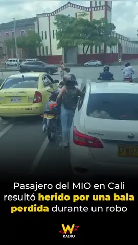 📹 Un pasajero del sistema de transporte masivo MÍO resultó herido por una bala perdida en medio de un robo ocurrido en el centro de Cali. En un video ciudadano quedó registrado el momento en que un hombre y una mujer, que se movilizaban en una motocicleta, le roban las pertenencias al conductor de un automóvil. #Cali #Robo #Inseguridad #WRadio #WRadioColombia