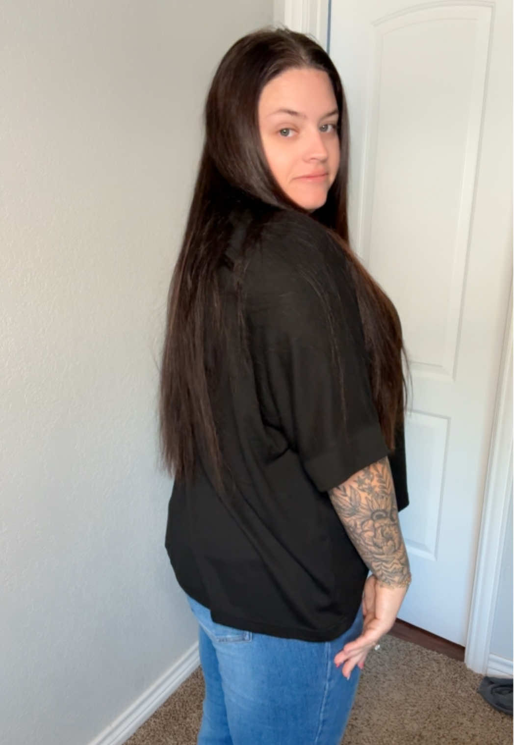 This Oversized Tee is soft, breathable, and effortlessly stylish — made for lounging, layering, and living in all year long. 💕 With a flattering relaxed fit and buttery-smooth fabric, this everyday essential pairs perfectly with jeans, leggings, or shorts. #OversizedTee #CasualOutfitIdeas #WardrobeEssentials #TikTokFashionFinds #DokotooStyle