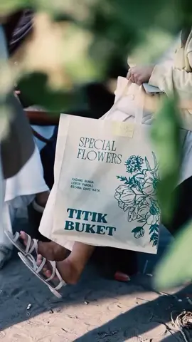 Merangkai bunga sambil ditemani angin laut dan suara ombak? Yes, it was as magical as it sounds 🌊💐✨ Di workshop ini, kita nggak cuma belajar teknik merangkai bunga, tapi juga berbagi tawa, cerita, dan momen yang penuh kehangatan. Dari memilih bunga, menyusun warna, sampai melihat hasil akhir—semua terasa lebih bermakna karena dilakukan bersama, di tempat seindah ini 🤍 Terima kasih untuk semua peserta yang sudah hadir dan membawa energi positif. Nature, art, and community—this is what we're all about 🌿 #WorkshopMerangkai #FlowerByTheBeach #BeachWorkshopRecap #AestheticVibes #CreativeCommunity  
