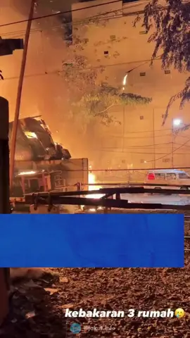 News Kebakaran hebat melanda kawasan padat penduduk di Gang 27, Pademangan Timur, Jakarta Utara, pada Rabu (15/10/2025) dini hari. Berdasarkan informasi yang kami terima, peristiwa tragis ini menelan empat korban jiwa yang diduga terjebak di dalam rumah saat api membesar. Saat ini kobaran api berhasil di padamkan oleh petugas damkar.  Pihak kepolisian masih melakukan tahap penyelidikan terkait penyebab kebakaran dan mengidentifikasi 4 korban yang meninggal dunia akibat kebakaran tersebut. 