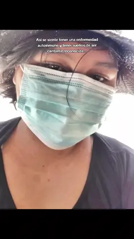 Hoy no quiero ser fuerte. Hoy solo quiero desahogarme… porque seguir mis sueños con una enfermedad como el lupus duele. Ser cantante con una discapacidad no es fácil. Nadie imagina lo que hay detrás de una sonrisa en el escenario, de una canción bien cantada, de una foto con brillo. Nadie ve los días en que no puedo ni levantarme, los dolores que me quiebran por dentro, ni las lágrimas que seco sola para que nadie se preocupe. He sufrido discriminación por mi cuerpo, por mi apariencia cansada, por tener una enfermedad que no pedí. A veces siento que el mundo me castiga por algo que nunca hice. Desde niña soñé con la música, con cantar en escenarios grandes, con hacer sentir. Tengo el talento, tengo las ganas, pero esta enfermedad me corta las alas cuando más quiero volar. Y sí… me frustra. Porque aunque siempre les digo a los demás que sí se puede, hay días en los que yo misma no puedo. Días en los que el cuerpo no responde, y la mente se rompe. A veces desobedezco, canto aunque me duela, porque cantar es lo único que me recuerda que sigo viva. Pero también entiendo por qué muchas orquestas no apuestan por mí… porque nadie quiere cargar con alguien “débil”. Y eso duele más que la enfermedad. Mi vida como artista es difícil. Muy difícil. He llorado muchas veces sola, en silencio, preguntándole a Dios por qué. Por qué a mí, si solo quería cantar. Pero aun con el alma rota, sigo. Porque este es mi camino. Y aunque esté lleno de piedras, aunque a veces caiga, lo voy a cruzar. Callaré muchas bocas. Incluso las de los médicos, las de mi propia familia. Porque aunque mi cuerpo a veces se apague, mi alma no. Y mientras tenga voz, voy a cantar. Porque con Dios… aunque duela, todo se puede. #cantante #lupus #vidadificil #fyp #Viral 