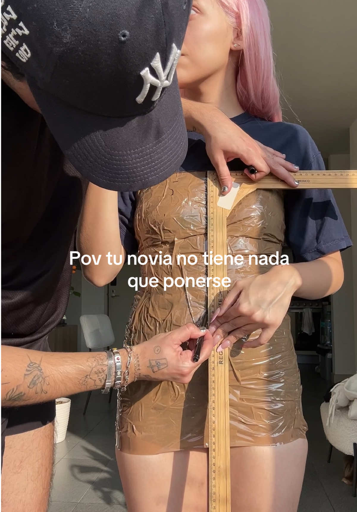 Así que le hice un outfit :) / mañana se los enseño (no me odies) #couplegoals #novios #novia #stylingmygirlfriend #sewing  @Kay 