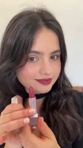 batom vermelho da linha una maravilhosoooo 🙌🏻 cremoso, e dura horrores! clica no carrinho e adquira o seu 👇🏻 #batomvermelho #batomnatura #batomnaturauna 