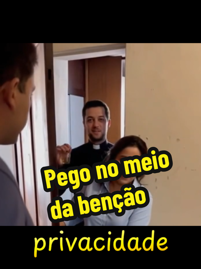 Padre da a benção a domicílio e marido não gosta #padre #benção #statusvideo #status #mt 