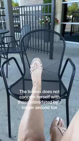 Got a longer second toe like mine? That’s called a Greek toe 👣 ✨ A few facts: • Only 20–30% of people have it! • It was considered the “ideal” foot shape in classical art and it still shows up in modeling today. • It can change how your weight is distributed when walking or running (I wear insoles for support, but no issues here!). 