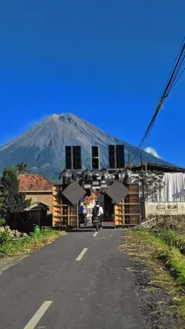 bersama gagahnya gunung semeru🤩 #letteruaudio  #soundletteru  #letteruaudiopronojiwo  #shakalighting   #teamdemdemofficial  @LETTER U Audio  @𝐎𝐰𝐧𝐞𝐫 𝐋𝐞𝐭𝐞𝐫 𝐮  @brontosenorustic  @shaka.lighting.videotron 