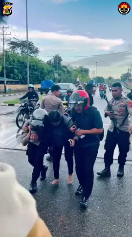 Anggota Polres Merauke Bantu Masyarakat yang Kecelakaan Tunggal, Korban Dilarikan ke RSUD Merauke