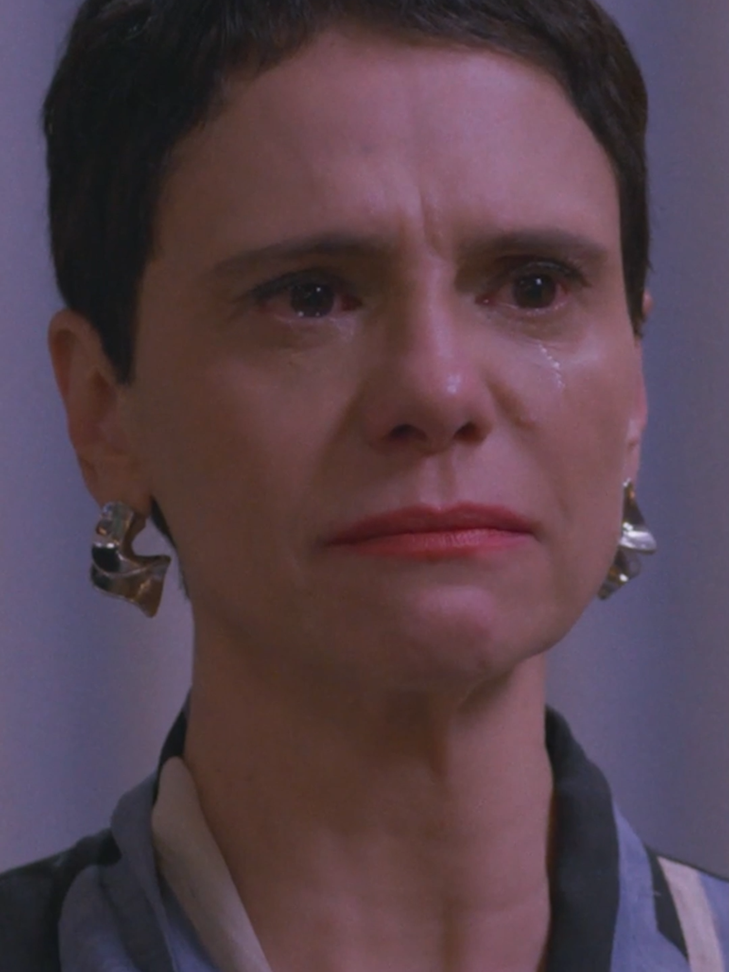 Já que Heleninha contou a nova versão dos fatos, Tia Celina também compartilha uma nova versão do dia do crime para o delegado 😰 #ValeTudo #Novelas #TiaCelina #QuemMatouOdeteRoitman