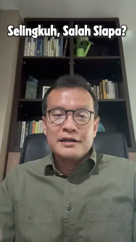 Kadang yang kita salahin bukan yang sebenarnya bersalah. Selingkuh nggak pernah dimulai dari pesan masuk — tapi dari respon yang dibalas. Orang ketiga mungkin ngetok pintu, tapi yang milih buat bukain kunci itu tetap orang di dalam. Jadi… siapa yang sebenarnya salah? #Selingkuh #Hubungan #RelationshipTalk #MentalHealthAwareness #RefleksiDiri         