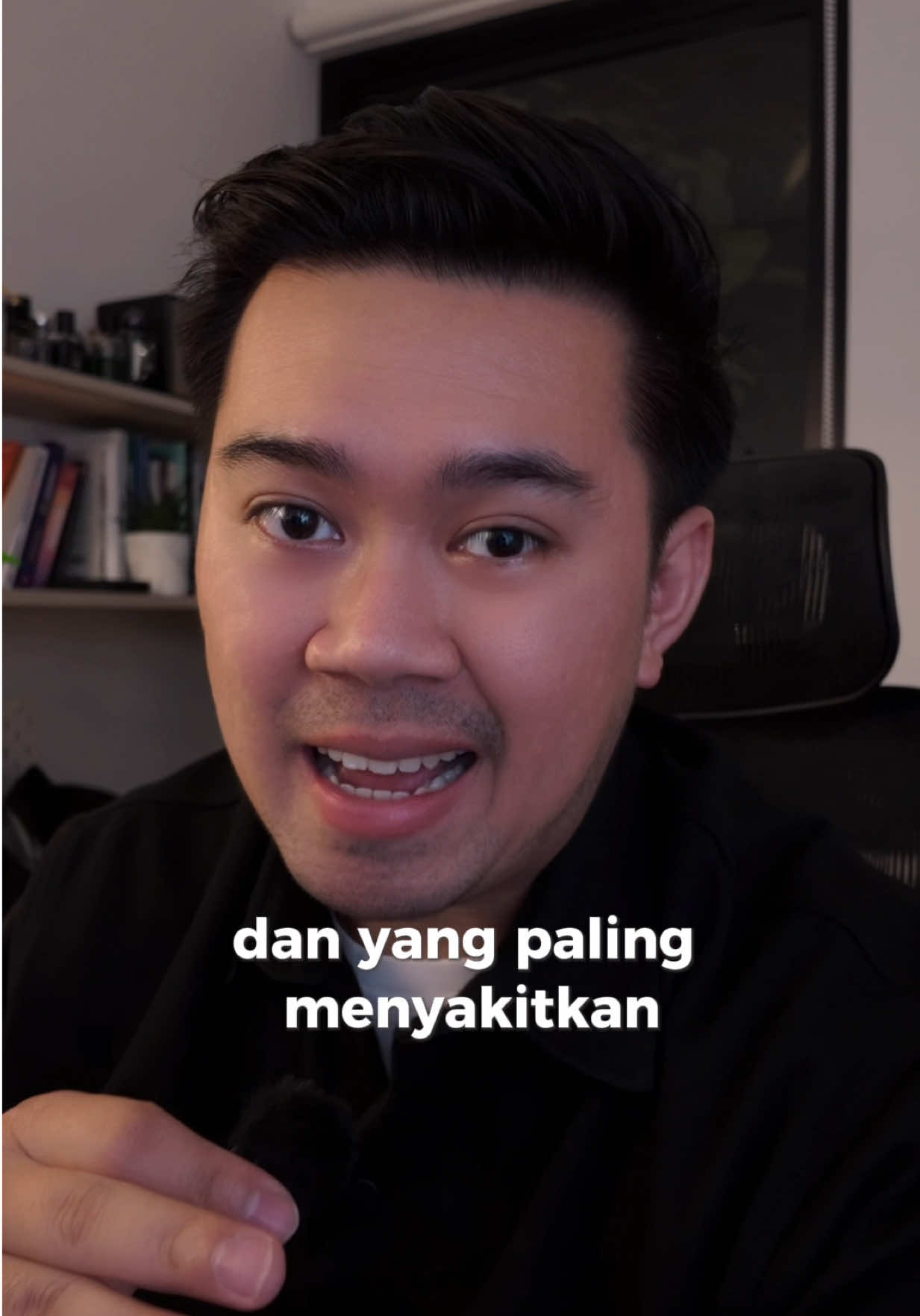 “Gini aja gak bisa” — kalimat sederhana yang bisa menghancurkan seseorang perlahan-lahan 💔 Overcorrection atau over criticize bukan bantuan, itu abuse yang disamarkan sebagai rasa peduli. Kalau kamu grew up atau hidup dengan constant correction, ini bukan about you being “too sensitive”—ini about them being controlling.