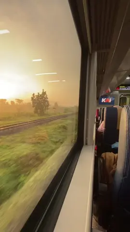 Pesona naik kereta 🚊 #fyp #keretaapiindonesia  #viewkeretaapi 