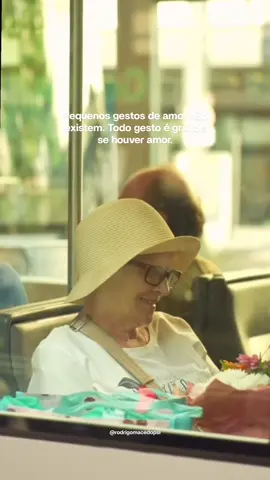 Pequenos gestos de amor não existem. Todo gesto é grande se houver amor. Porque o amor não se mede pelo tamanho do que se faz, mas pela intensidade de quem o oferece. Um sorriso em um dia difícil, uma mensagem dizendo “cheguei bem”, um café feito na correria da manhã… tudo isso pode parecer simples para quem olha de fora, mas para quem recebe, pode ser a diferença entre sentir-se só e sentir-se visto. O amor tem esse poder bonito de transformar o que é cotidiano em extraordinário. Ele dá peso ao que é leve e dá sentido ao que, sem ele, seria apenas mais um ato comum. No fim, não é sobre o quanto custa, o tempo que leva ou a forma como acontece. É sobre a presença verdadeira, o cuidado que transborda, a intenção que aquece. Com amor, nada é pequeno. 💌 Rodrigo Macêdo CRP 03/17288 #psicologia #foryou #foryoupage #amor #reciprocidade 