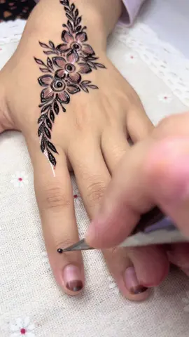 Tutorial henna simple and aesthetic part 4 💖  Hi korang! Saya cover seluruh Melaka. Open booking available for walk-in and home services 🫶🏻  #henna #tutorial #fyp #foryoupage #fypシ゚ 