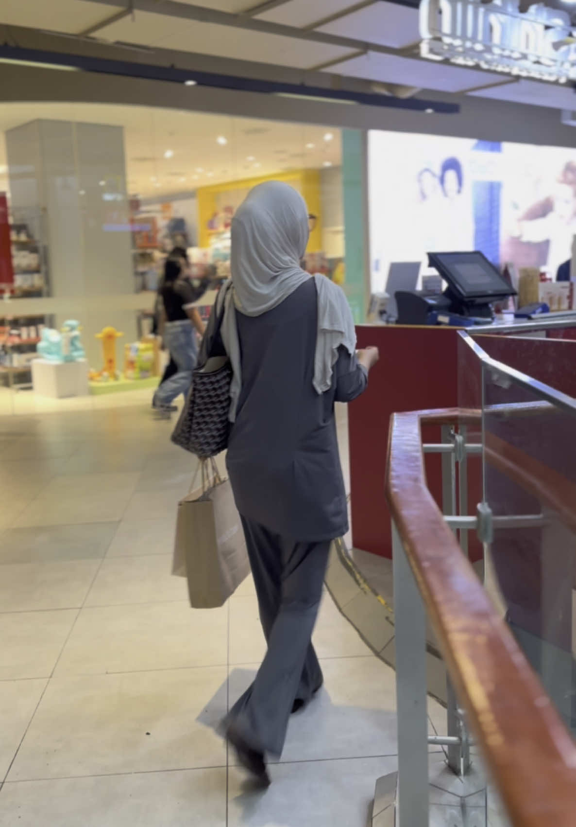 Hidup sudah seserius ini ternyata, gamikirin lagi outfit kalo jalan jalan yg penting nyaman😊