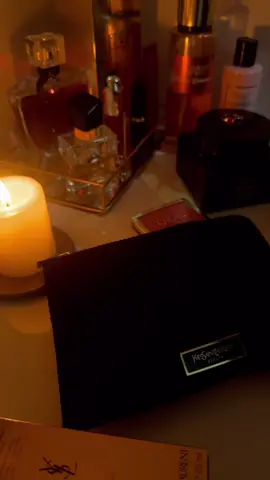 Comprei a base glow da YSL e de brinde ganhei uma linda necessaire da marca e uma mini máscara de cílios para levar na bolsa 😍 Comprei no site oficial da marca @YSL Beauty  #make #makeup #ysl #yslbeauty #creatorsearchinsight 