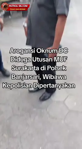 buatkan berita hangat *Arogansi Oknum DC diduga utusan MUF Surakarta di Polsek Banjarsari Surakarta, Dimana Wibawa Kepolisian?* Rabu, 15 Oktober 2025 Karanganyar, Ditemui Awak Media, Bapak M Arifin SH MH menuturkan pengalaman tidak mengenakkan yang beliau alami di Polsek Banjarsari Surakarta Jawa Tengah. Kemaren Selasa 14 Oktober 2025 saya hadir di Polsek Banjarsari Surakarta Memenuhi Permintaan Kanit Reskrim AKP Herawan yang meminta Pajero Klien saya di titipkan disana semenjak Sabtu 11 Oktober 2025, Dan ketika saya hadir Kalau tidak salah Sekitar 20 orang lebih Oknum DC yang mengaku utusan MUF ( Mandiri Utama Finance ) cabang Surakarta memenuhi Area Polsek Banjarsari Surakarta, Dengan  Arogansi Para Oknum DC memenuhi Area Polsek dan seolah-olah mereka menguasai wilayah hukum Polsek Banjarsari dan seolah meremehkan aparat  Kepolisan yang ada di Polsek tsb...,  Para DC tersebut  mengintimidasi saya, membentak bentak padahal saya mau menjelaskan bahwa cara eksekusi mereka salah dan berpotensi pidana karena debitur tidak sukarela menyerahkan unit kepada mereka,  unit mobil klien saya adalah Pajero warna putih Nomor Polisi AD1346QP di eksekusi jalanan Sabtu kemaren dan klien saya di intimidasi didudukan di kursi tengah Pajero, kemudi di ambil alih mereka dan hendak di bawa ke kantor mereka, Puji Syukurnya Ketua Organisasi saya Bapak Advokat Donny via telp menyampaikan kepada oknum oknum tersebut bahwa mereka akan diproses hukum dan mereka memilih menitipkan unit Pajero tersebut ke Polsek Banjarsari Surakarta dan diterima Kanit Reskrim Herawan, Padahal sepemahaman saya Kepolisian justru Penegak Hukum dan Ketika Sabtu kemaren mobil sampai di Polsek harusnya Kanit Reskrim Herawan menolong korban ( klien saya ) dan menghalau oknum DC nya, saya kaget malah Pak Kanit Menginisiasi Penitipan Unit di Polsek dan meminta saya kembali lagi Selasa nya, padahal Unit sangat dibutuhkan oleh korban untuk bekerja. Sabtu kemaren Klien Kami Juga dirubung oleh banyak oknum DC antara 2 sampai 3 mobil mereka. Selasa kemaren lebih banyak lagi yang datang, saya sebenarnya mengharapkan wibawa kepolisian untuk mengendalikan situasi, tapi saya justru terpojok, di bentak bentak, di intimidasi oleh para oknum DC tersebut, dengan jumlah mereka yang sangat banyak, dan Pak Kanit Reskrim Herawan tidak membela kami sebagai korban dan berkesan membiarkan, Sampai Hari ini, Unit Pajero klien saya belum bisa kami ambil kembali, karena Mobil Pajero di dalam area parkiran Polsek Banjarsari dihalangi oleh mobil CRV Putih milik oknum DC dan Juga Di kunci stang besi tambahan stirnya oleh oknum DC dan saya kemaren Selasa tidak dibantu sama sekali oleh Pak Kanit untuk bisa mengambil unit nya. Beliau setelah saya edukasi mengenai Hukum mengenai cara eksekusi fidusia yang benar hanya meng iya kan tapi lalu pergi dan menghilang dari Polsek, saya telpon tidak diangkat saya cari tidak ada, padahal jelas sekali Pajero korban dihalangi Oleh CRV putih Oknum DC dan diberi tambahan Kunci stir besi oleh mereka. Saya hendak minta tolong Pak Kanit untuk bisa mengambil kembali unit Pajero Klien saya. Harapan saya semoga Polsek Banjarsari Surakarta segera menegakkan hukum dan menindak oknum dc yang sempat merampas Pajero klien saya di jalanan, serta segera mengembalikan Pajero klien saya dan Harapan Saya Polsek Banjarsari tidak menjadi Ajang Penitipan Mobil oleh oknum DC. Tutur Arifin. Ditemui di tempat terpisah Ketua Umum Organisasi FERADI WPI/ FERADI MEDIATOR / Perkumpulan Ikatan Wartawan Jagat Raya Indonesia ( KAWAN JARI / IWJRI ), Asosiasi Masyarakat Bertato Indonesia, Pimpinan Firma Hukum Subur Jaya Dan Rekan ( Tim Kuasa Hukum Keluarga Korban ), Direktur Utama PT Kawan Jari Grup, Pimpinan Redaksi media kawanjarinews.com menyampaikan bahwa dirinya akan berdiskusi dengan korban ( klien ) mengenai tindak lanjut secara hukum apakah melaporkan oknum oknum yang merampas mobil klien dengan dugaan pasal 365 jo 335 jo 53 KUHP dan juga pihak yang mengutus/ menyuruh oknum dc tersebut dengan dugaan pa