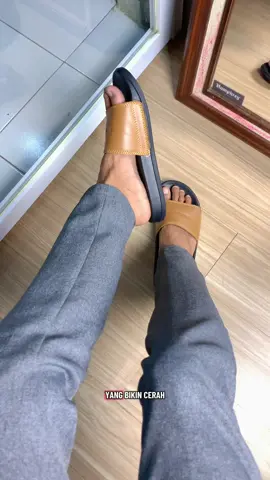 warna coklat tan terlihat simple dan ga ribet, yuk gercep😍 #sendalviral #sendalkulit #sendalpria #sendalslipon #produklokal 