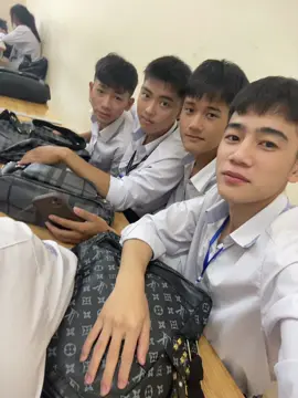 Cẩn thận sau lưng😆@Lê xuân tiến @Trung Nguyễn @Hảo Huỳnh #xhhhhhhhhhhhhhhhhhhhhhhh 