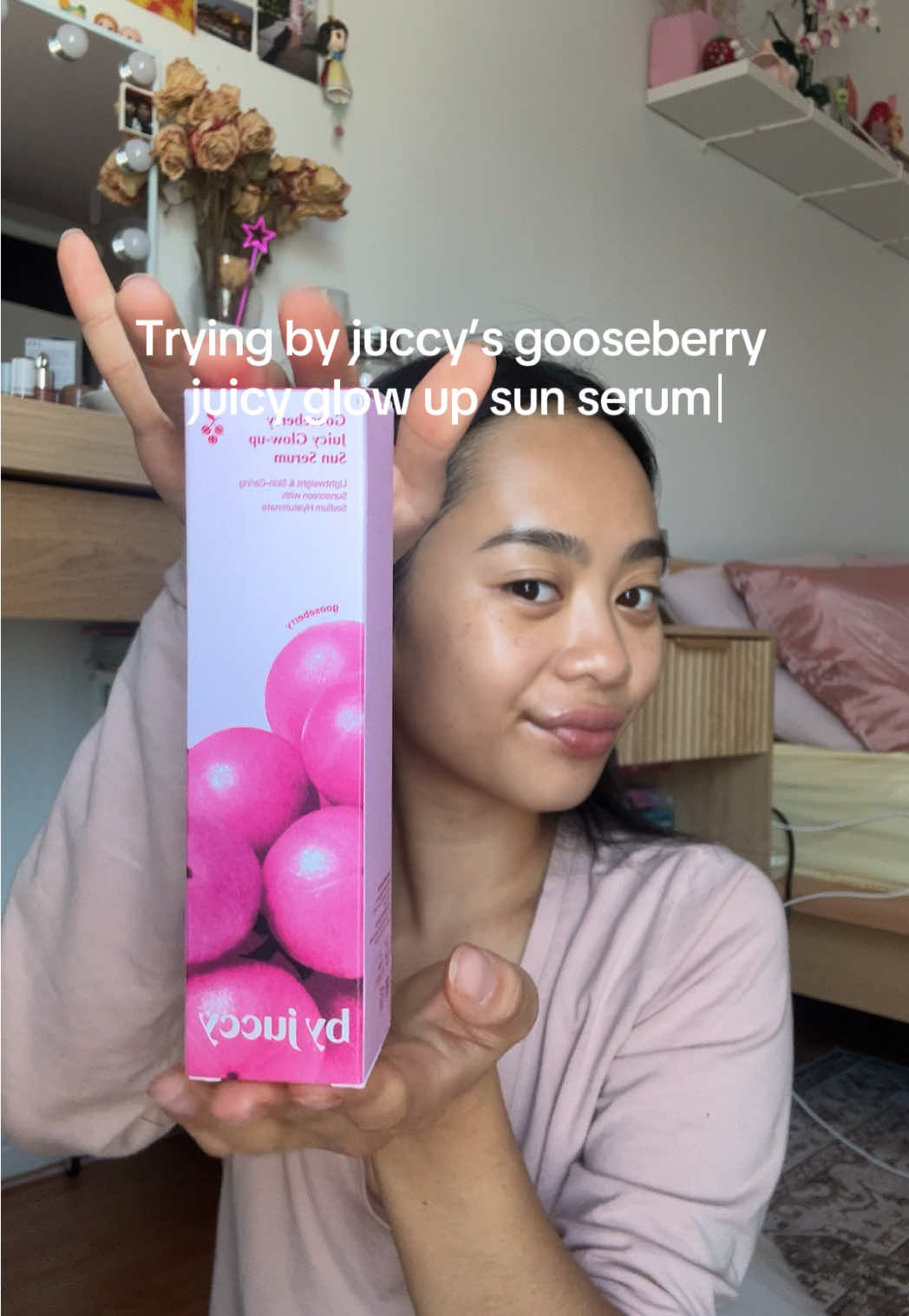 It’s spf 50, doesn’t leave white casts and the packaging is pink ?!!! Whatttt!!! 🤯☀️💗 Thank you @by juccy , it’s a great sunscreen that I will for sure incorporate in my morning routine🧖🏼‍♀️! #sunscreen #lightweightsunscreen #glowingskin #morningskincareroutine 