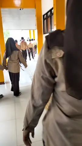 Jefri ga mau lepas pegangannya dari Bu Indi 🥰#tunagrahitasedang#guruslb😘#slbn4jakarta#ldownsyndrome#kesayangan 