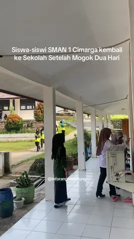 Suasana pagi di SMAN 1 Cimarga, Kabupaten Lebak pada Rabu (15/10/2025). Para siswa kembali ke sekolah setelah mogok bersama paaea Senin dan Selasa. #inforangkasbitung 