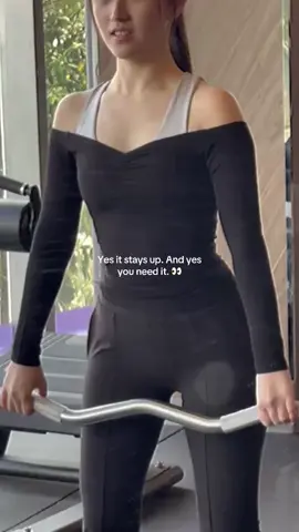 yes it stays up. 👀 no you don’t need tape. The off-shoulder scrunch top — go get it. 👇🏻🛒 #SmallBusiness #localbrand #yogafit #fypp #pilatesprincess #smallbusinesstiktok #gymfits #longsleevegymoutfit #athleisurewear #gymfits #longsleevegymoutfit #athleisurewear #pilatesfit #bajupilates #padelootd #OOTD #yogaootd #viraltiktok #fashiontiktok #padelfit #fashioninspo #fashiontok 