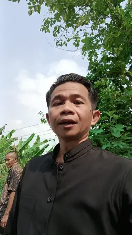 akibat tangan tak disiplin ini ...om Zein ancam jika masih ada yg buang di pinggir jalan tikungan #omzeinbupatiaing #saepulbahribinzein hegar manah...sampah ini tak akan diangkut .#omzeinbupatipurwakarta #omzein #