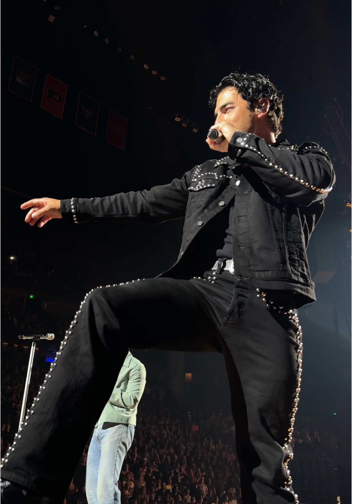 Jonas Brothers open tonight’s #greetingsfromyourhometown show with Miracle 