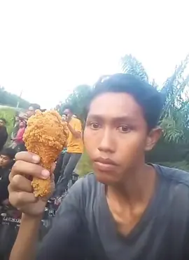 makan skin ayam #kameradepan #fyp #skin #humortiktok  #aduhkameradepan
