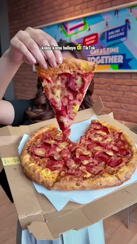 Terbaru! Pizza Sultan! Promo TikTok Domino's Pizza terbaru Pizza Sultan Pepperoni diskon 30%. Ambil voucher diskonnya di Tag Lokasi video ini dan tukarkan vouchernya ke seluruh outlet Domino's Pizza terdekat #dominospizza #pizzasultan #cheesevolcano #promodominospizza #vouchertiktok 