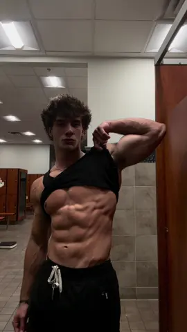 leaning up #fyp #gym #xyzbca 