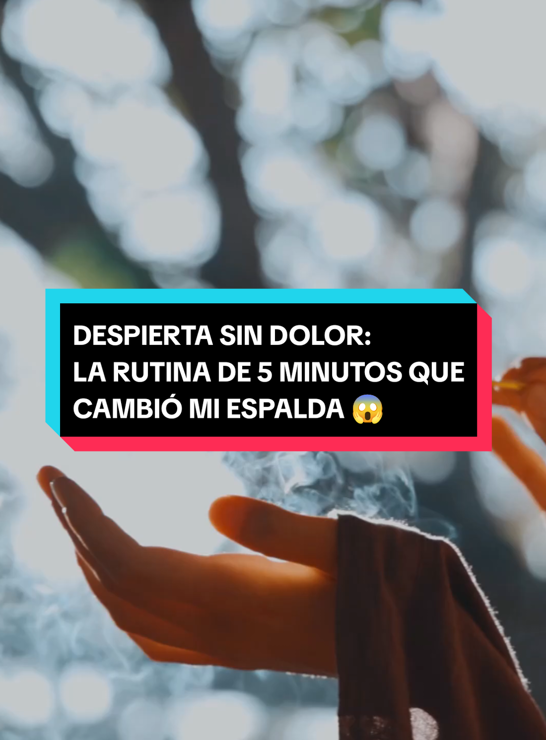 Despierta sin dolor: la rutina de 5 minutos que cambió mi espalda 😰 Durante meses me despertaba con dolor lumbar, hasta que descubrí que lo que necesitaba no era una cama nueva, sino una rutina de 5 minutos antes de empezar el día. Cada mañana, antes de levantarme, activo mi cuerpo con tres simples movimientos: primero estiro mis brazos y piernas para activar la circulación, luego llevo las rodillas al pecho y balanceo suavemente para relajar la zona lumbar, y finalmente me giro de lado y me levanto lentamente, sin forzar la espalda. Es tan simple que parece insignificante, pero la diferencia es enorme. Si te duele la espalda al despertar, no lo ignores: tu cuerpo te está pidiendo movimiento, no más horas de descanso. #rutinade5minutos #rutinaparalaespalda #dolordeespalda #salud #activatuespalda