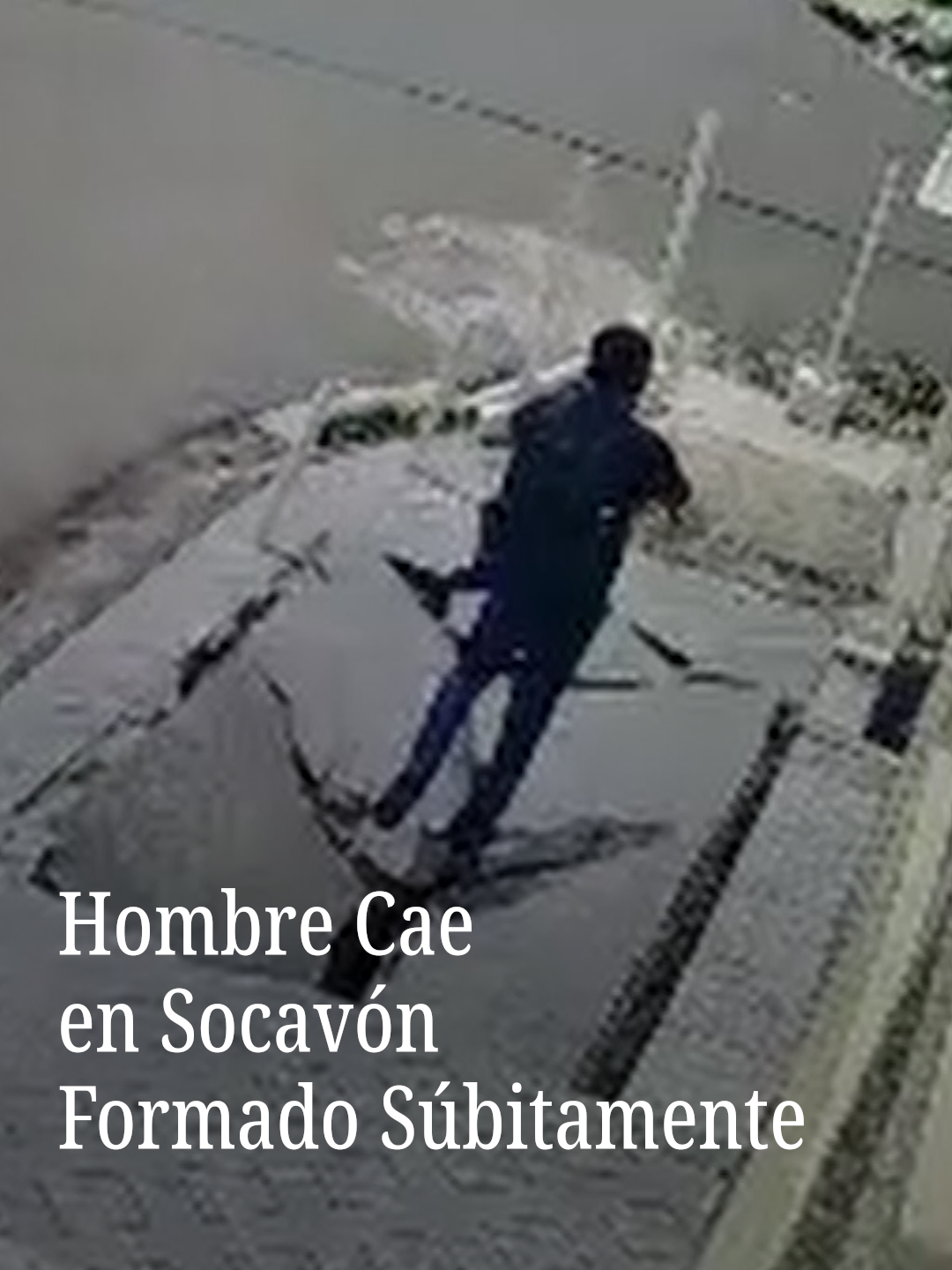 Un hombre caminaba por la banqueta cuando súbitamente se formó un socavón y el peatón cayó en él. Esto sucedió en Manaos, Brasil. #Manaos #Brasil #socavon
