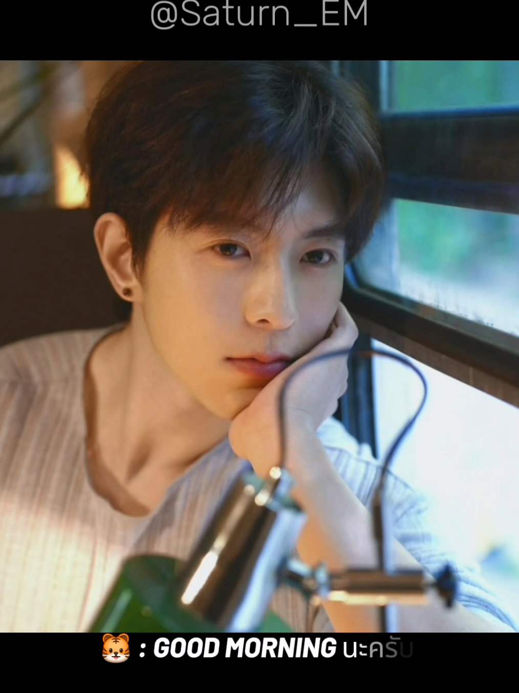 ชิวชิว Morning call 🐯❤️🥹 ใจเหลวเป็นน้ำไปแล้ววววว ฮือออออ ตอนที่หันไปบอกน้องว่า Can you say 'Good morning' as my wake-up. ชิวชิวแบบแววตาตื่นเต้นยิ้มเขิน แล้วพูดตาม งื้อออออ น่ารัก  #D4FerventBKK #Desire4inBangkok  #qiudingjie #xingqiu 