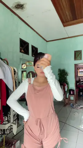 Goyang tipis yaa sambil semprotin setting spray andalanku 😘🫦