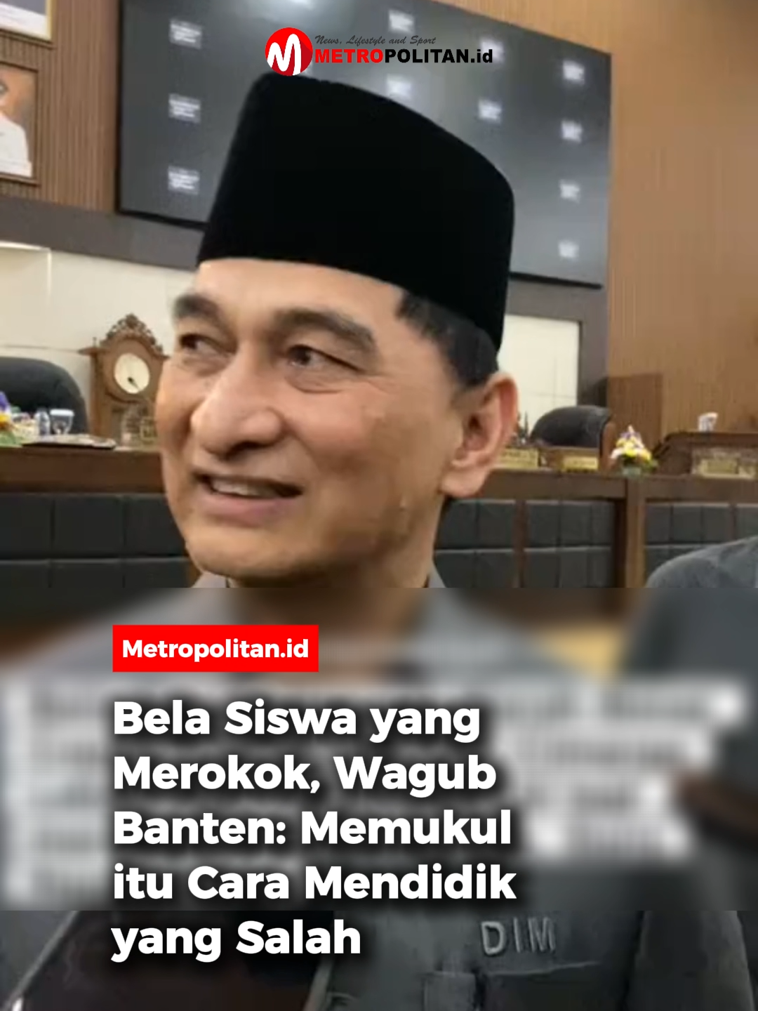 Setelah Gubernur Banten Andra Soni memerintahkan agar Kepala Sekolah SMAN 1 Cimarga dinonaktifkan, giliran Wakil Gubernur Banten Dimyati Natakusumah menyatakan hal yang sama. Dimyati mengatakan, guru tidak boleh melakukan tindak kekerasan terhadap murid yang nakal dalam hal ini merokok. Menurutnya ada cara lain yang bisa diterapkan untuk bisa mendisiplinkan murid yang nakal. 🎥: TikTok/suarasipil #metropolitanid #bacametropolitan #wagubbanten #nonaktifkankepsek #sman1cimarga #belasiswamerokok