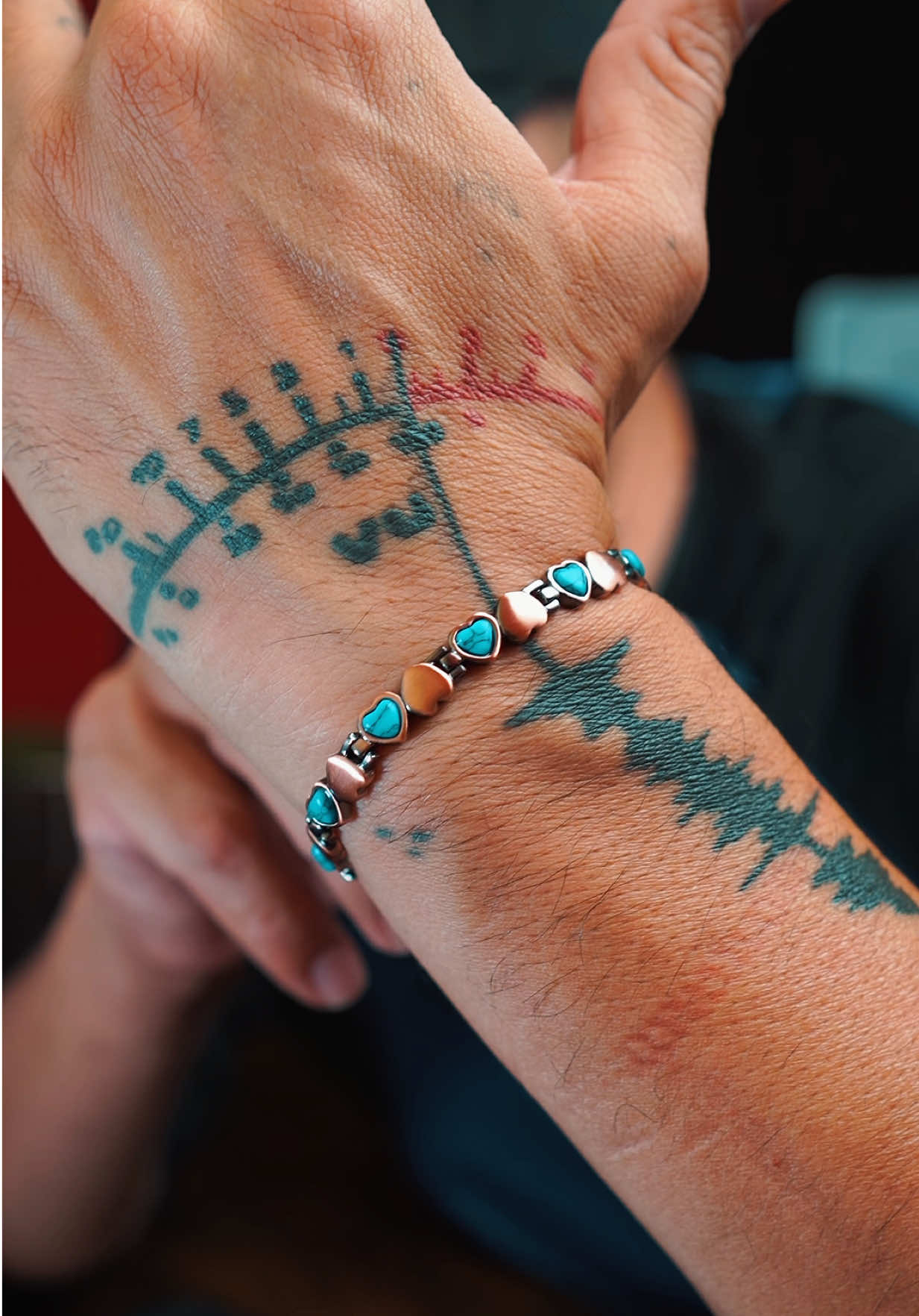 Pulsera de cobre con corazones turquesa e imanes magnéticos. Regalo ideal para mujer, elegante, ajustable y con buena vibra. #pulseramujer #joyeriaconestilo #regalomujer #modafemenina #accesoriosmujer