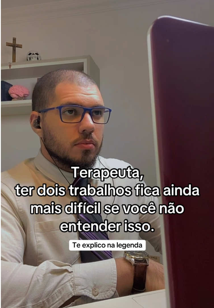 Eu sei que você está desanimado com a profissão de terapeuta, ou então, não teria parado para ler essa legenda (a não ser que seja um curioso hahahaha. Se for, fica aí que irá te ajudar também). Recorrentemente atendo e converso com terapeutas que tem uma queixa comum: desânimo com a profissão.  Terapeutas que estão cansados e perdidos. Ao conversar com esses profissionais, muitos deles dividem as horas do seu dia entre dois trabalhos, sendo a terapia o trabalho complementar. Não há nenhum problema nisso - eu mesmo vivi isso por quase 4 anos. O problema está em não saber dividir esse tempo e nem ser aquele que cada um dos trabalhos pede. Explico: se você é motorista em horário comercial e terapeuta a noite, você precisa entender qual o seu papel como motorista e exercê-lo durante o horário comercial.  Muitos dos problemas de trabalho surgem, quando não exercemos o nosso papel dentro deles. Você não resolverá os problemas de motorista, exercendo o papel de terapeuta e nem vice-versa. Ao compreender e abraçar cada um dos seus papéis, você ganha domínio sobre suas responsabilidades e potencialidades. É como se você olhasse para dentro de você mesmo e enxergasse não mais um único cômodo totalmente bagunçado, mas, dois cômodos organizados e bem identificados. E aí, terapeuta? Você também vive a realidade de dividir o seu dia com outro trabalho? Qual a maior dificuldade que você vem enfrentando com isso? Me conta nos comentários. #terapeuta #terapia