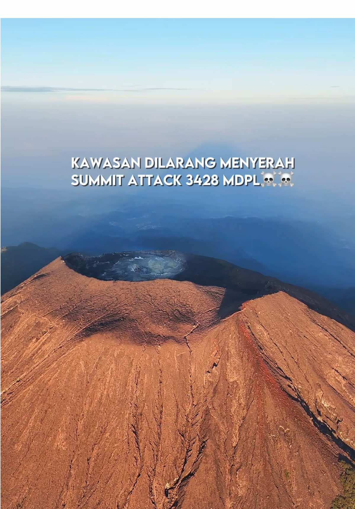 Udah pernah ke gunung Slamet raja terakhir gunung Jawa Tengah? Gmna track Summit nya? Summit Gunung Slamet via Bambangan — kawasan dilarang menyerah! 💥 Langkah demi langkah menapaki jalur panjang dan terjal, setiap batu, kabut, dan hembusan angin jadi saksi perjuangan menuju atap Jawa Tengah. Di ketinggian 3.428 mdpl, semua rasa lelah berubah jadi haru dan bangga. Slamet mengajarkan satu hal: puncak hanya untuk mereka yang tak berhenti berjuang. ⛰️🔥 #GunungSlamet #SlametViaBambangan #PendakianSlamet #SummitSlamet #KawasanDilarangMenyerah