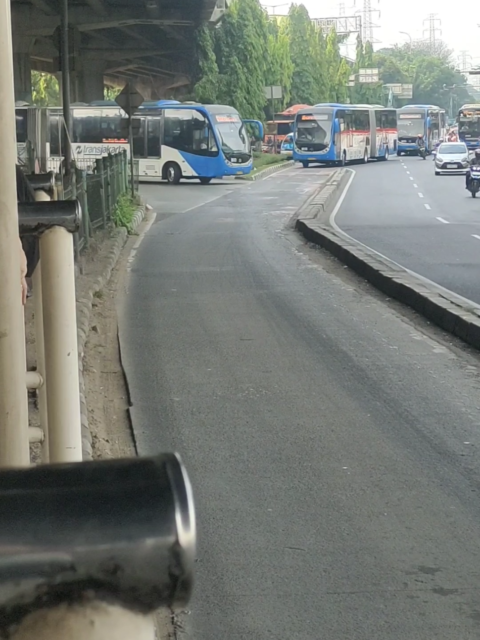 POV direbutin 2 bus kosong🫣 . yg 1 tembakan, yg 1 poros🤣 #Transjakarta #transjakartabusway #busway 