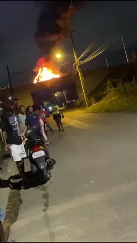 Vehículo se incendia en la autopista Circunvalación Norte, en Tamboril Por. Canca Noticias.  Tamboril. – siendo las 8:50 minutos aproximadamente de la noche de este martes, un vehículo se incendió por completo en la autopista Circunvalación Norte, justo encima del puente de Monte Adentro, generando gran preocupación entre los conductores que transitaban por la zona. De acuerdo con la información obtenida por Canca Noticias, el incendio se habría originado tras la explosión del tanque de gas del vehículo. Afortunadamente, el conductor logró salir a tiempo, resultando ileso. El Cuerpo de Bomberos de Licey al Medio acudió rápidamente al lugar del hecho, logrando sofocar las llamas que consumieron totalmente el automóvil. El siniestro provocó la obstrucción momentánea del tránsito en ambos sentidos, hasta que las unidades de emergencia controlaron la situación. Hasta el momento, no se ha revelado la identidad del propietario del vehículo, quien según nuestras fuentes se encuentra estable. Canca Noticias se mantendrá dando seguimiento a esta información para ofrecer más detalles en cuanto estén disponibles. — 📍 Fuente: Canca Noticias, siempre informando lo que ocurre en Tamboril y sus alrededores.