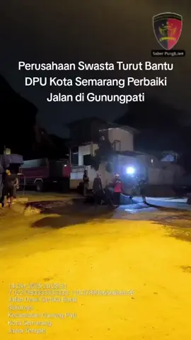 SEMARANG [SaberPungli.net] — Sebagai bentuk komitmen mendukung program perbaikan infrastruktur Pemerintah Kota Semarang, perusahaan swasta PT Praba Mas Hill melaksanakan perbaikan dan peninggian jalan serta pemasangan u-ditch gorong-gorong, di Jalan Ngisik Sari, Kelurahan Sadeng, Kecamatan Gunungpati, Kota Semarang. Kegiatan perbaikan tersebut dimulai Sabtu malam (11/10) pukul 22.00 WIB dan ditargetkan selesai pada Minggu pagi (12/10). Perbaikan meliputi peninggian jalan serta pemasangan saluran air, untuk meningkatkan sistem drainase di kawasan tersebut. Langkah ini merupakan bagian dari komitmen PT Praba Mas Hill, untuk turut serta membantu Dinas Pekerjaan Umum (DPU) Kota Semarang, dalam menjaga kondisi infrastruktur jalan yang sering dilalui armada dump truck perusahaan dari lokasi kuari. “Kami akan memperbaiki sepanjang jalan yang dilewati oleh armada kami sebagai komitmen kepada DPU Kota Semarang dan dinas-dinas terkait, demi kenyamanan masyarakat pengguna jalan,” ujar Musa, perwakilan PT Praba Mas Hill, Sabtu (11/10) malam. Selain untuk mendukung kelancaran aktivitas transportasi material dari kuari, kegiatan itu juga bertujuan mengurangi dampak lalu lintas dan kerusakan jalan di wilayah Gunungpati. Pihak perusahaan menyatakan, siap bekerja sama dengan instansi terkait, agar kegiatan operasional dan pemeliharaan jalan dapat berjalan selaras dengan kepentingan masyarakat. Dengan adanya perbaikan itu, diharapkan akses Jalan Ngisik Sari dan sekitarnya menjadi lebih baik, aman dan nyaman bagi pengguna jalan maupun warga sekitar. #dpukotasemarang   