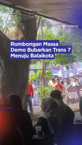 Pagi ini ratusan massa bergerak menuju Balaikota Malang. Mereka melakukan demo dengan tuntutan bubarkan Trans 7 atas tayangan mengenai pesantren baru-baru ini. Rabu (15/10)  📸 kiriman warga